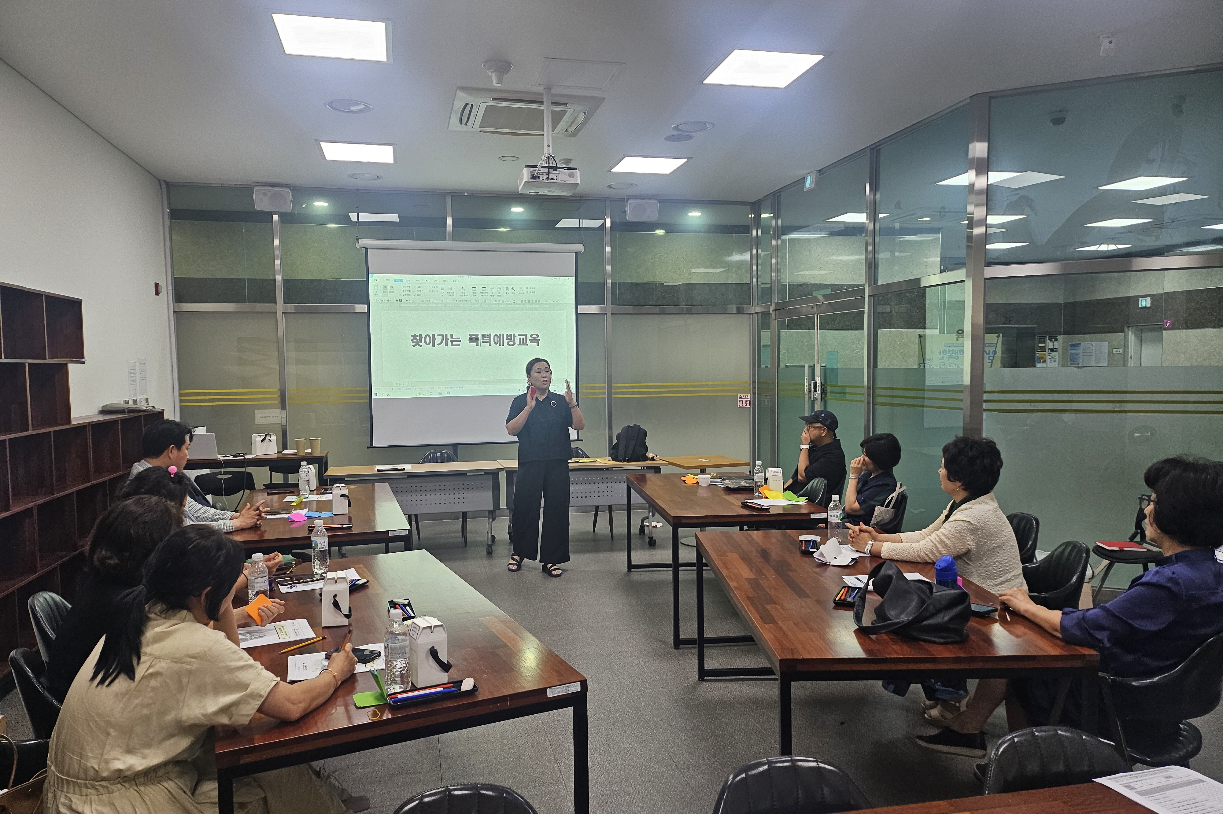 송도2동 행정복지센터는 지난 18일 동 행정복지센터 2층 예술교실에서 협의체 위원 12명을 대상으로 2025년 상반기 찾아가는 폭력예방교육을 실시했다